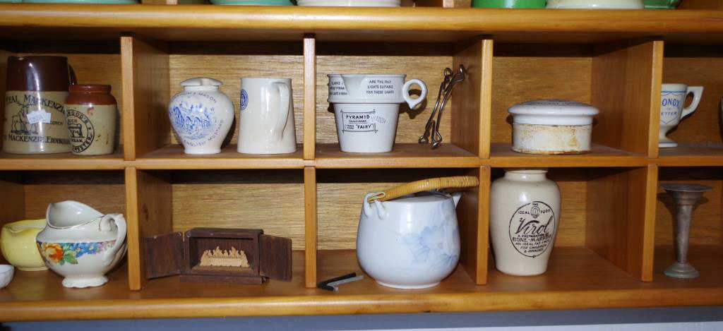 Quantity of kitchen ware and jugs