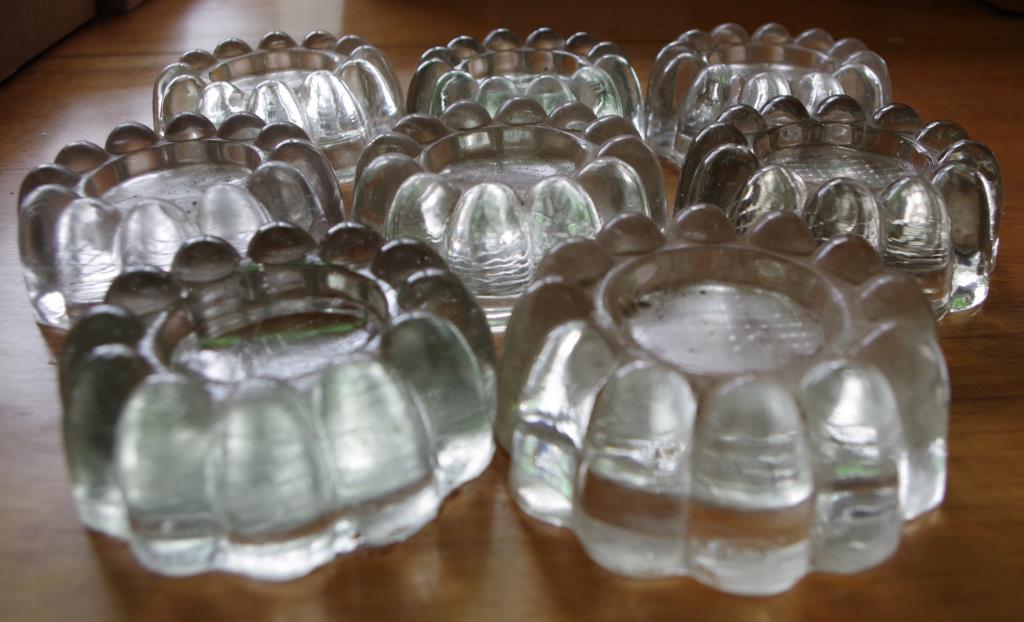 Eight Piano glass feet - Image 2 of 2