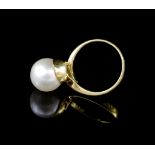 18ct yellow gold and pearl ring