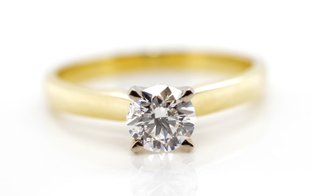 Solitaire diamond and 18ct yellow gold ring