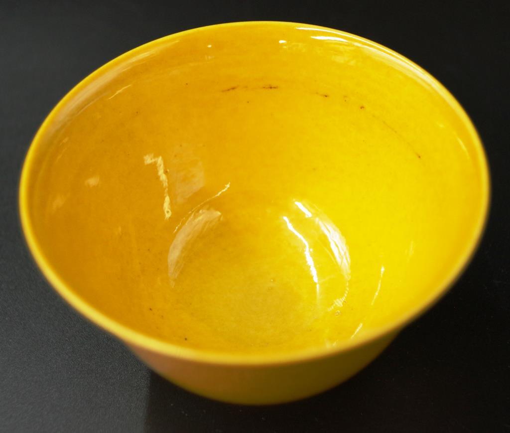 Vintage Chinese yellow ceramic tea bowl - Image 3 of 6