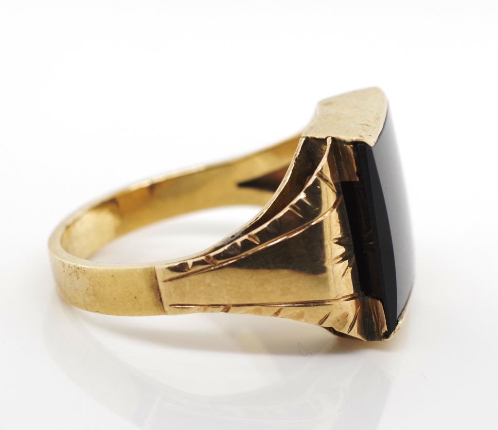 9ct yellow gold and onyx signet ring - Image 5 of 8