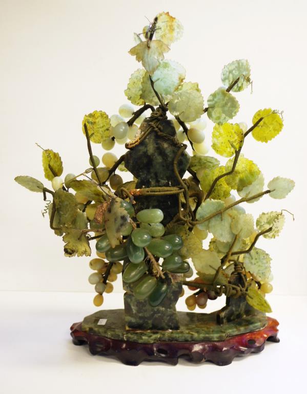 Good Chinese carved jade grape vine centrepiece - Image 4 of 4