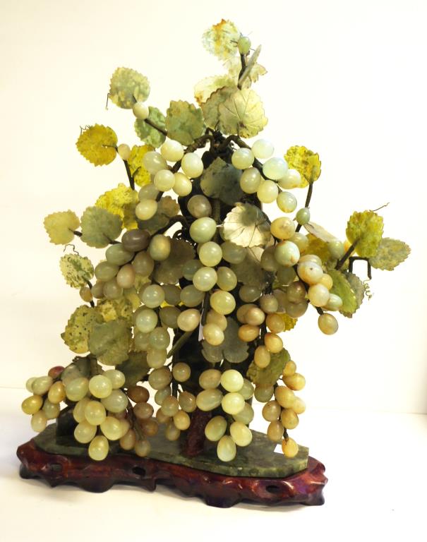 Good Chinese carved jade grape vine centrepiece - Image 2 of 4