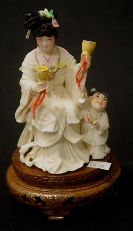 Vintage carved Chinese ivory figure of a musician - Image 2 of 4