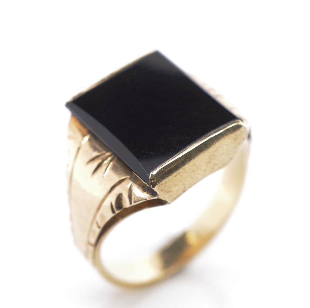 9ct yellow gold and onyx signet ring - Image 2 of 8