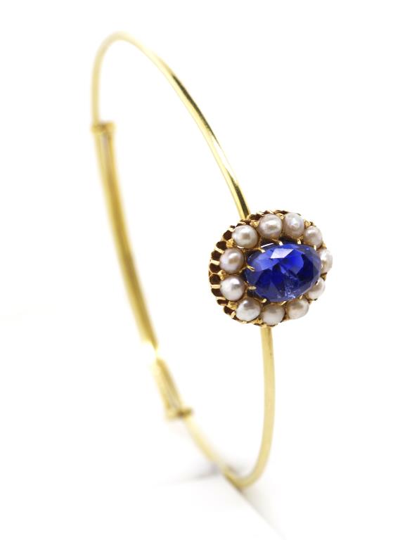 3.00ct Blue sapphire, seed pearl set gold bangle - Image 4 of 9