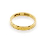 18ct yellow gold ring