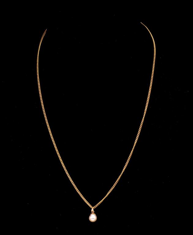 Pearl set 9ct gold pendant on chain and earrings - Image 3 of 3