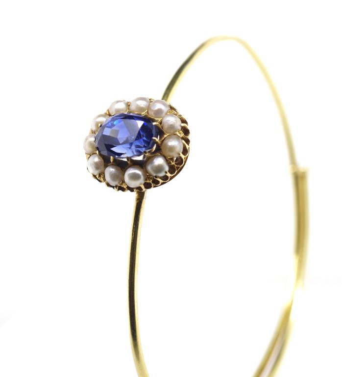 3.00ct Blue sapphire, seed pearl set gold bangle - Image 8 of 9