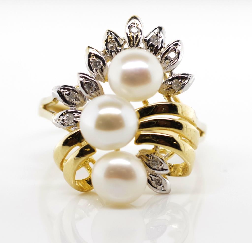 Pearl, diamond and 14ct yellow gold ring