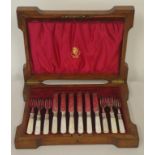 Cased Edwardian silver plated fruit cutlery set