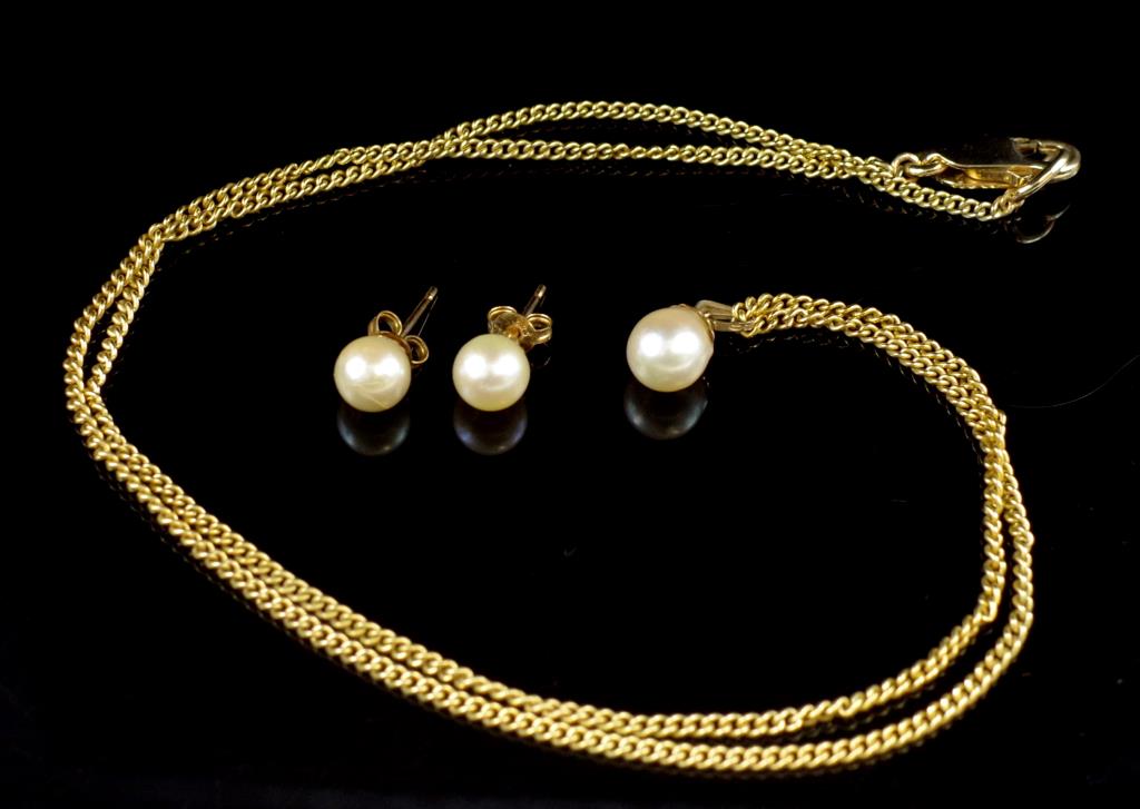 Pearl set 9ct gold pendant on chain and earrings - Image 2 of 3