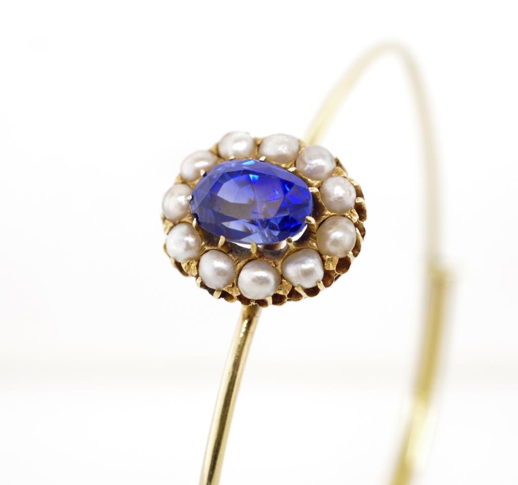 3.00ct Blue sapphire, seed pearl set gold bangle - Image 5 of 9