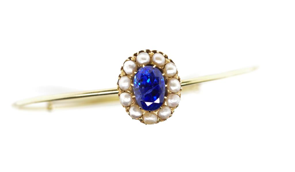 3.00ct Blue sapphire, seed pearl set gold bangle - Image 6 of 9