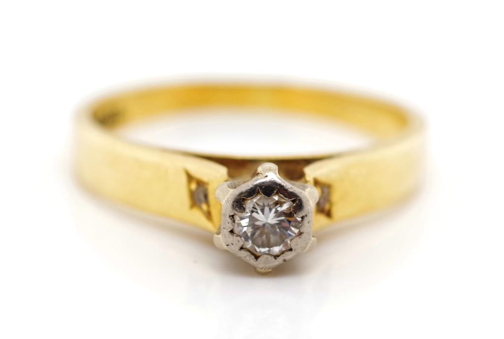 Diamond set 18ct yellow gold ring - Image 2 of 3