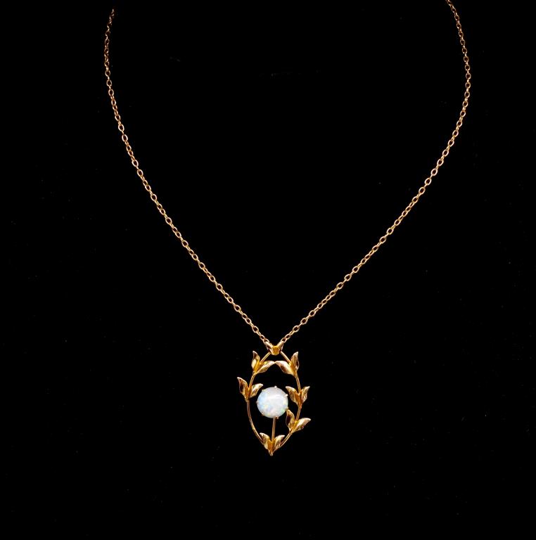 Opal and silver pendant on a 9ct yellow gold chain - Image 3 of 3