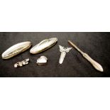 Quantity of sterling silver trinkets