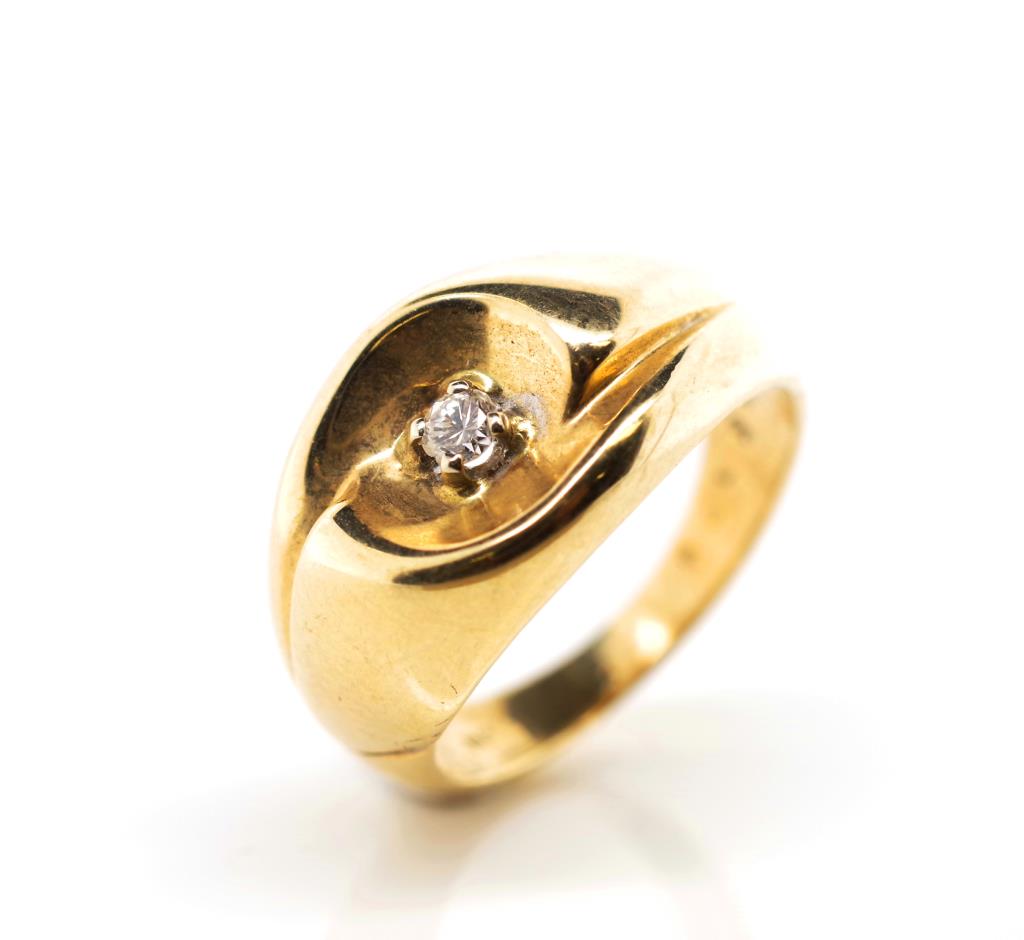 9ct Yellow gold and diamond solitaire ring