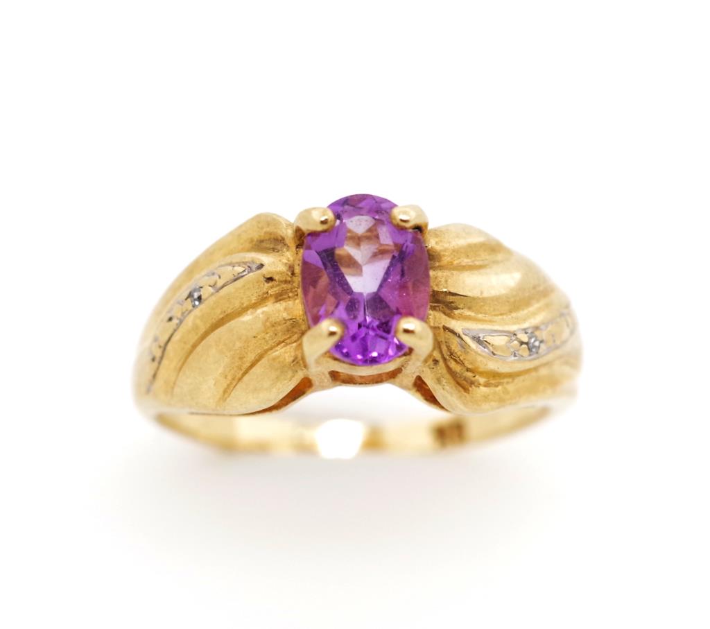 Amethyst and 9ct yellow gold ring