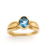 Topaz and 9ct yellow gold ring