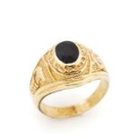 Black gemstone set 14ct yellow gold ring