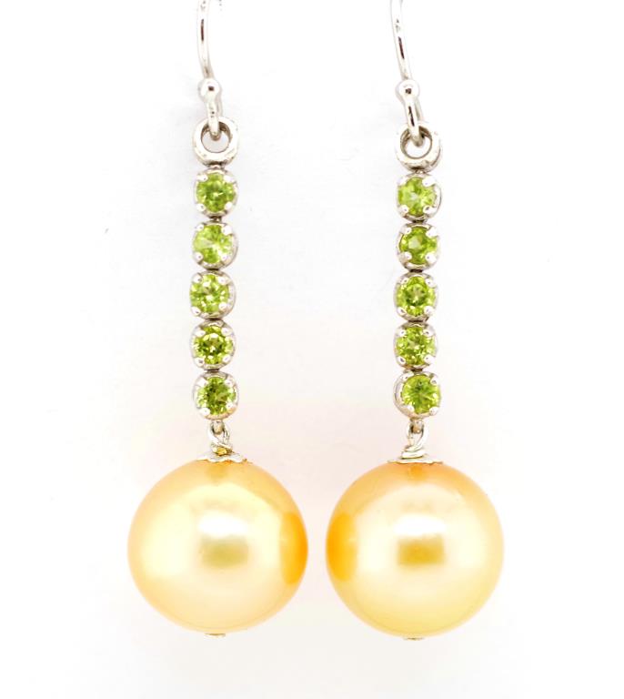 Golden pearl, peridot and white gold earrings