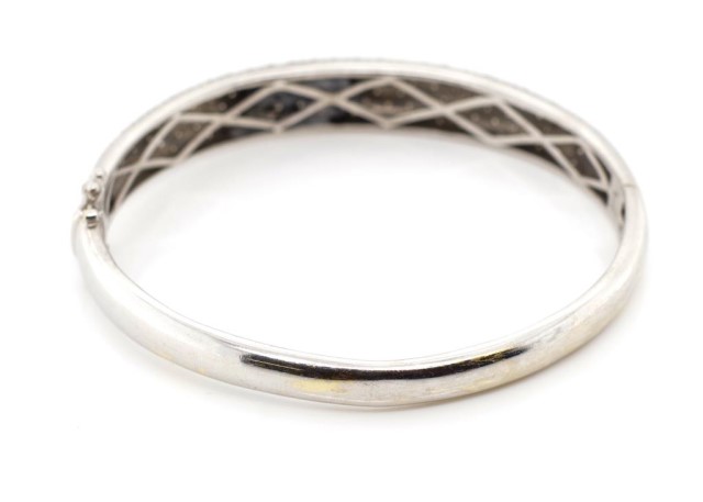 Pave diamond and 18ct white gold bangle - Image 4 of 4