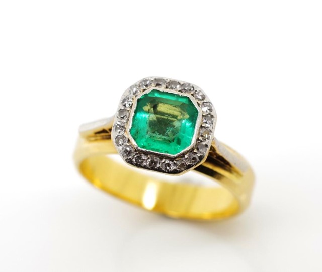 Emerald and diamond set yellow gold ring - Image 3 of 6