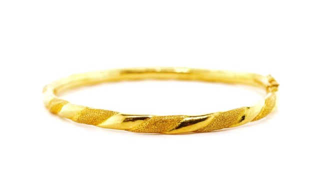 Oriental yellow gold bangle