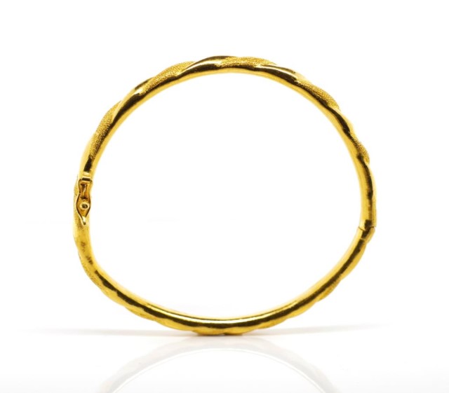Oriental yellow gold bangle - Image 3 of 3