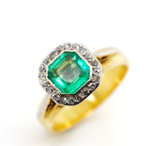 Emerald and diamond set yellow gold ring - Image 2 of 6