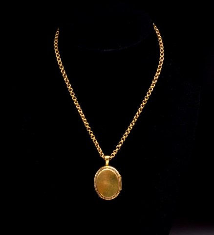 Antique yellow gold horse shoe locket and chain - Image 3 of 4