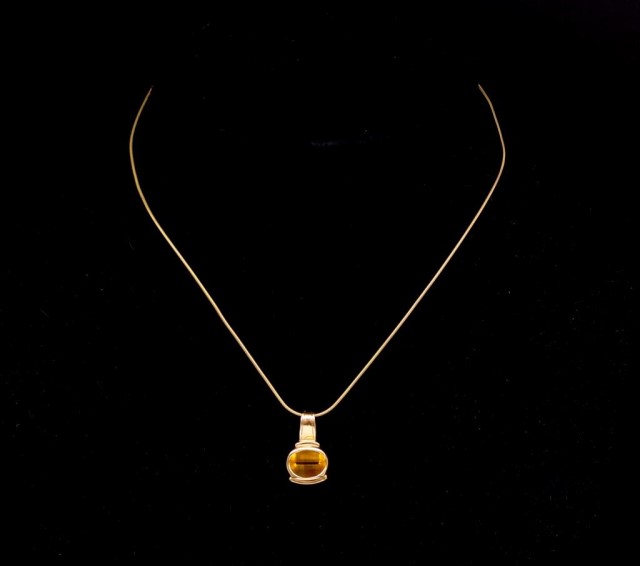 Citrine set yellow gold pendant and chain