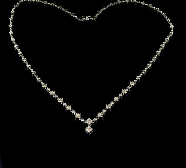 A good 18ct white gold and diamond flower necklace - Image 3 of 5