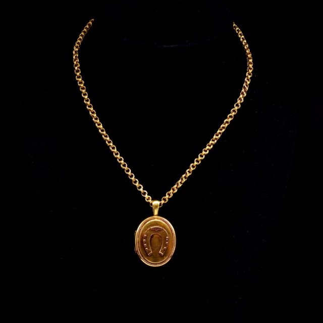 Antique yellow gold horse shoe locket and chain - Image 2 of 4