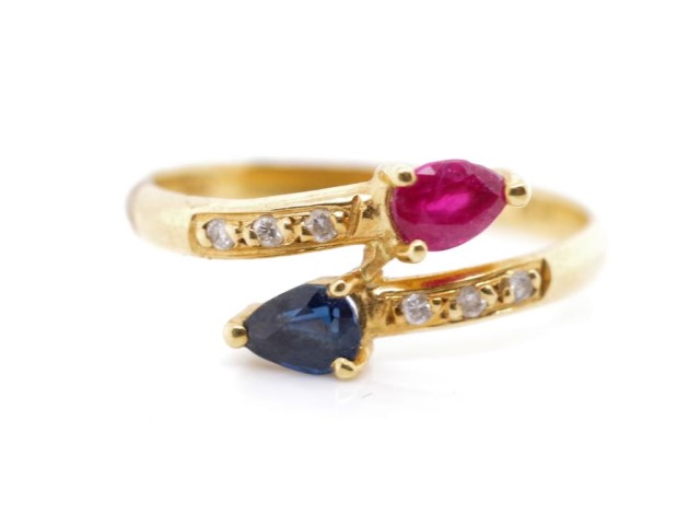 Diamond and sapphire set 18ct yellow gold ring