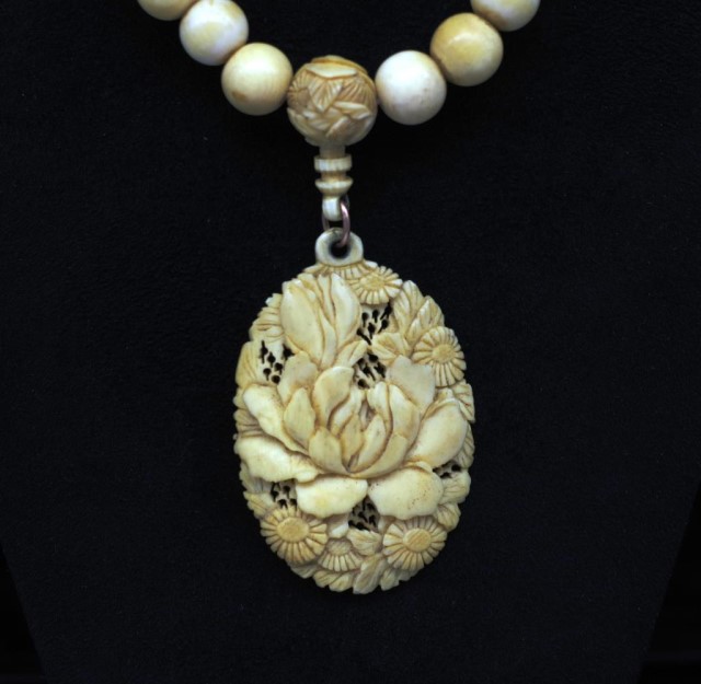 Carved ivory beaded necklace and pendant C.1950s - Image 3 of 3
