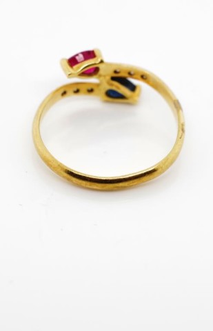 Diamond and sapphire set 18ct yellow gold ring - Image 3 of 4