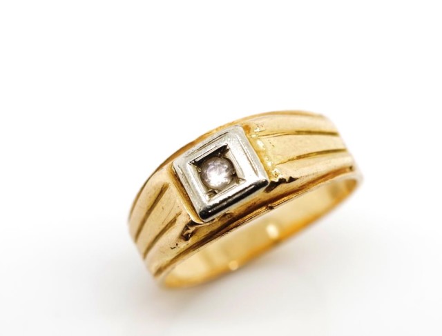 18ct yellow gold and white gemstone ring - Image 2 of 6