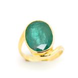 Emerald and 9ct yellow gold ring