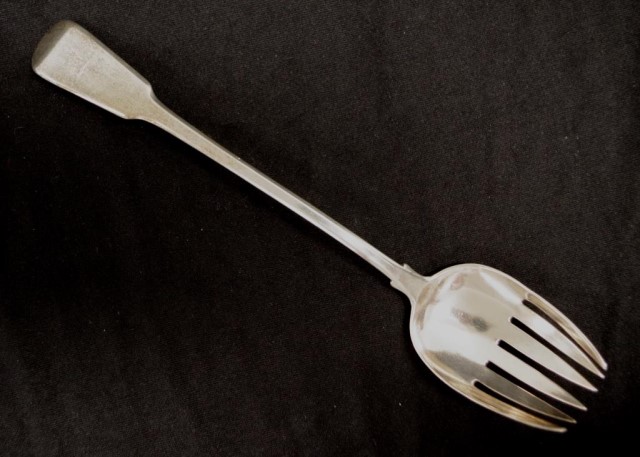 George III sterling silver serving fork - Image 2 of 4