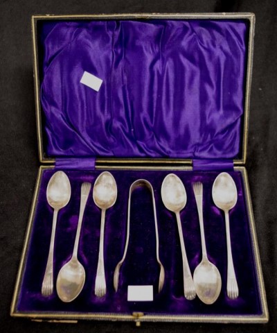 Cased set of sterling silver spoons & sugar tongs