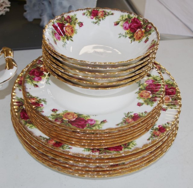 Extensive Royal Albert Old Country Rose dinner set - Image 6 of 10