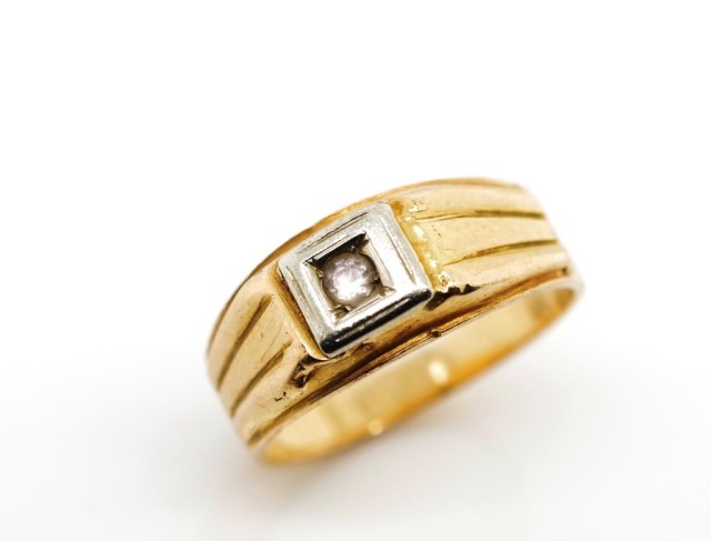 18ct yellow gold and white gemstone ring