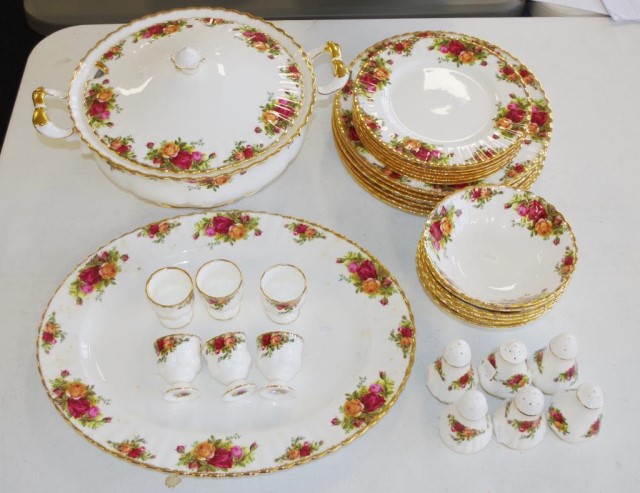 Extensive Royal Albert Old Country Rose dinner set - Image 4 of 10