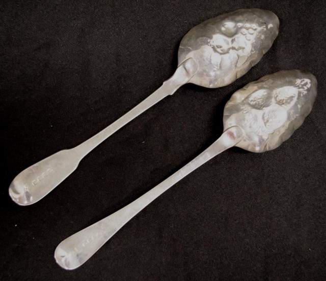 Two Georgian sterling silver berry serving spoons - Image 3 of 4