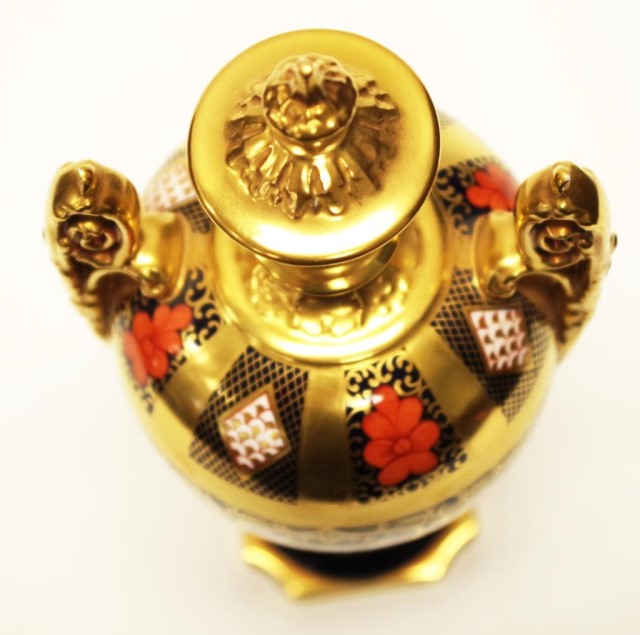 Good Royal Crown Derby 'Old Imari' lidded urn - Image 5 of 8