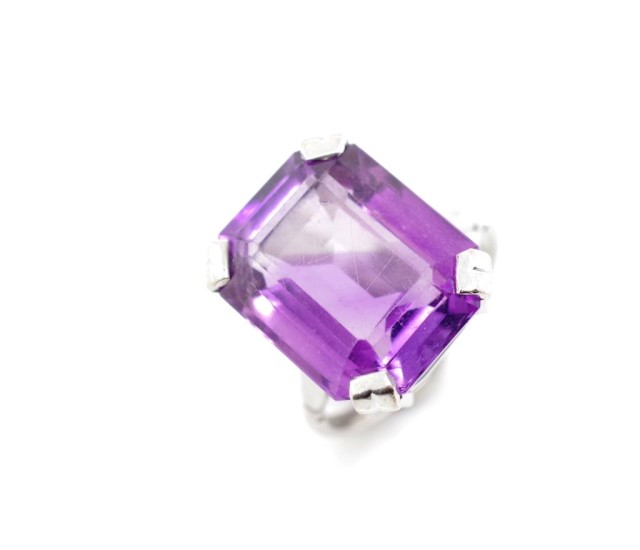 Amethyst and 9ct white gold cocktail ring