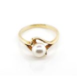 10ct yellow gold and cultured pearl ring